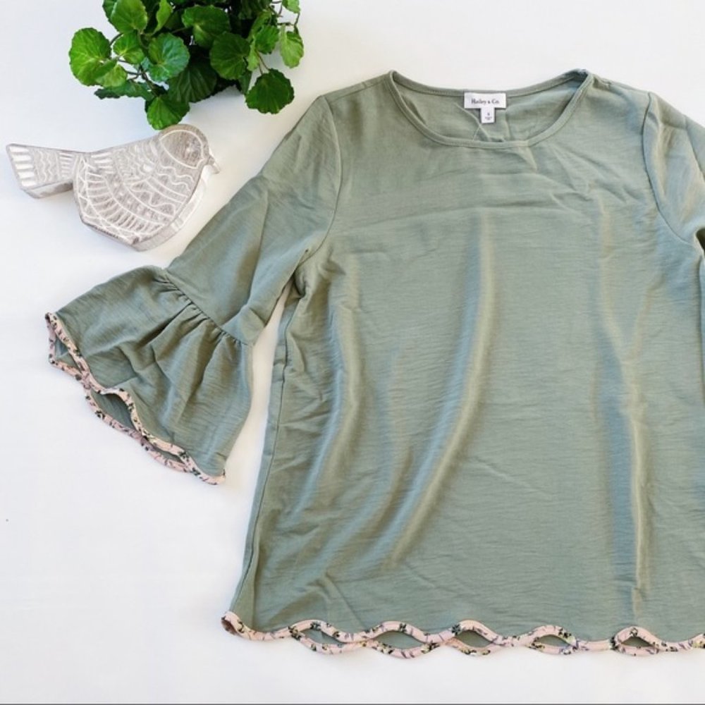 Hailey & Co | Annabelle Sage 3/4 Bell Sleeve Floral Scalloped Trim Top Large New - Picture 4 of 15